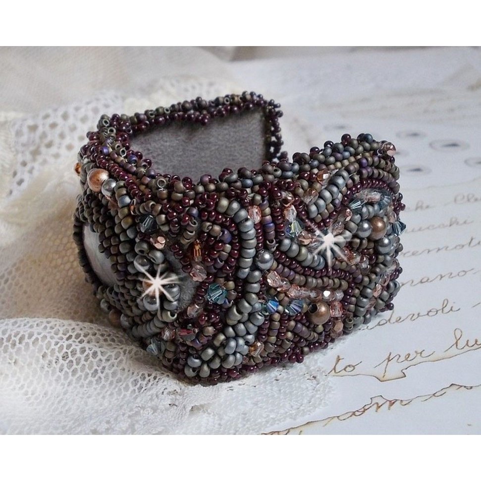 Lange bruine Picasso armband geborduurd met een edelsteen (Picasso Jaspis), Swarovski kristallen, Miyuki rocailles en bohemian glasfacetten.