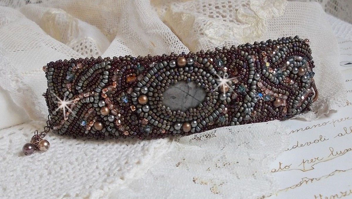 Lange bruine Picasso armband geborduurd met een edelsteen (Picasso Jaspis), Swarovski kristallen, Miyuki rocailles en bohemian glasfacetten.