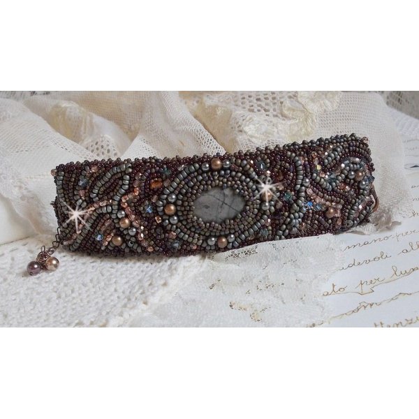 Lange bruine Picasso armband geborduurd met een edelsteen (Picasso Jaspis), Swarovski kristallen, Miyuki rocailles en bohemian glasfacetten.