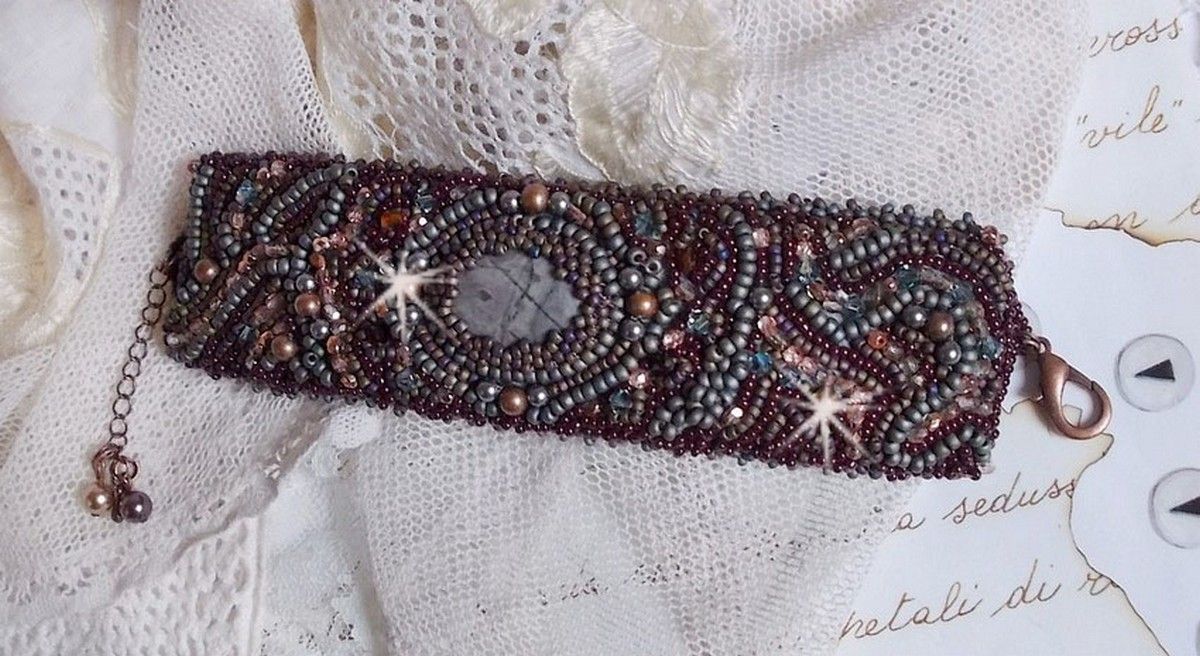 Lange bruine Picasso armband geborduurd met een edelsteen (Picasso Jaspis), Swarovski kristallen, Miyuki rocailles en bohemian glasfacetten.