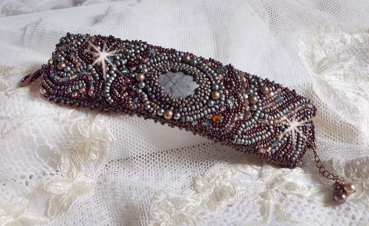 Lange bruine Picasso armband geborduurd met een edelsteen (Picasso Jaspis), Swarovski kristallen, Miyuki rocailles en bohemian glasfacetten.