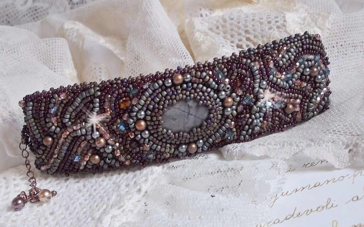 Lange bruine Picasso armband geborduurd met een edelsteen (Picasso Jaspis), Swarovski kristallen, Miyuki rocailles en bohemian glasfacetten.