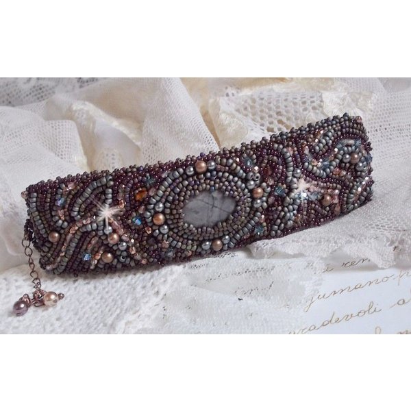 Lange bruine Picasso armband geborduurd met een edelsteen (Picasso Jaspis), Swarovski kristallen, Miyuki rocailles en bohemian glasfacetten.