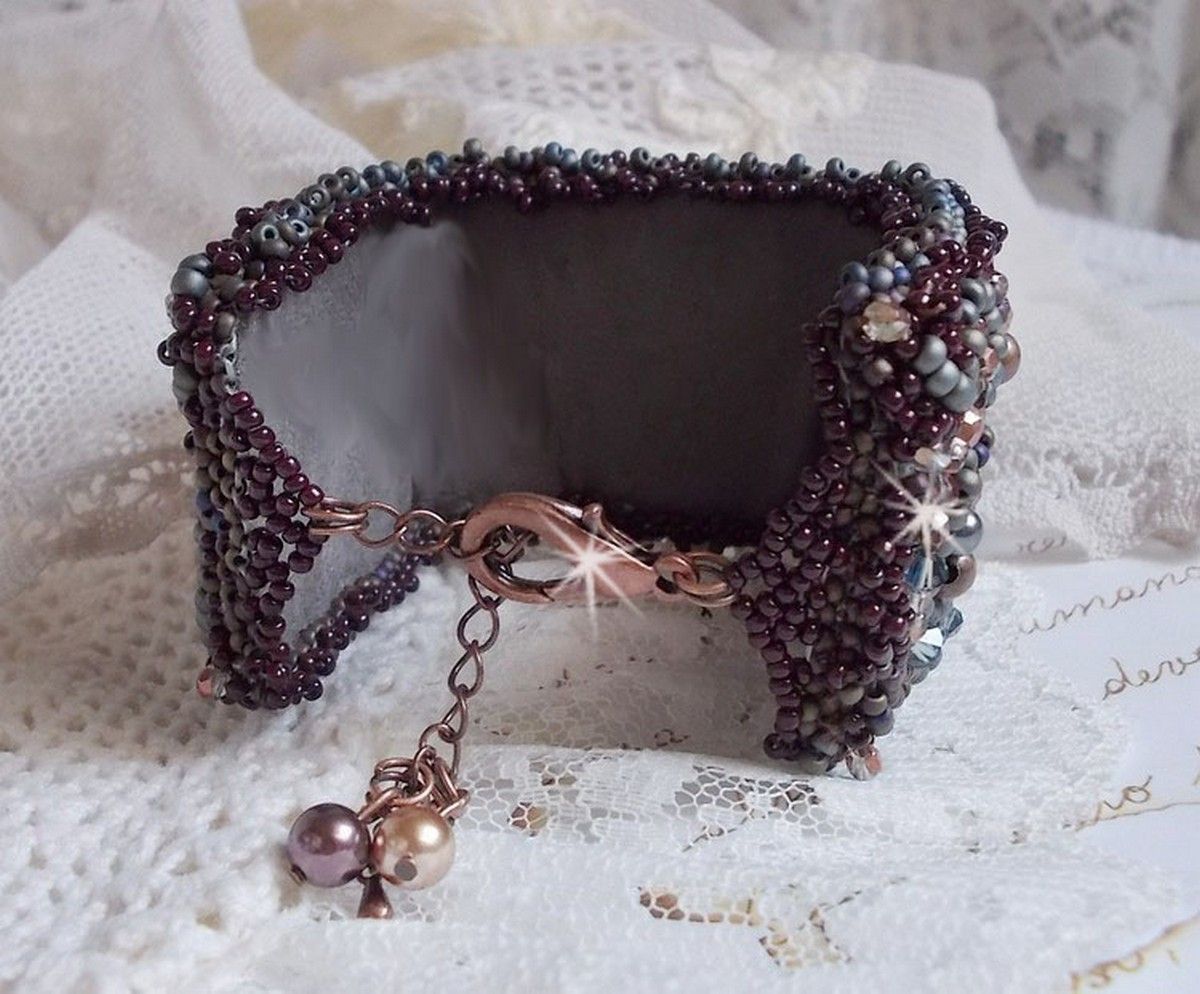 Lange bruine Picasso armband geborduurd met een edelsteen (Picasso Jaspis), Swarovski kristallen, Miyuki rocailles en bohemian glasfacetten.