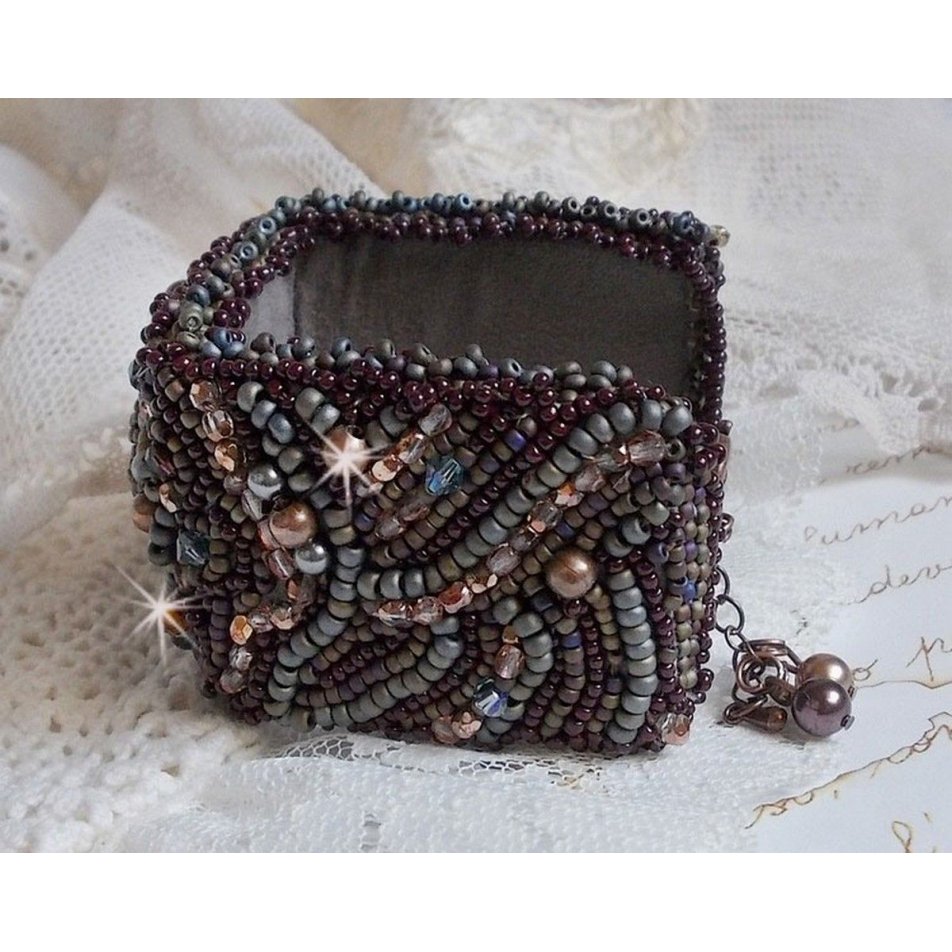 Lange bruine Picasso armband geborduurd met een edelsteen (Picasso Jaspis), Swarovski kristallen, Miyuki rocailles en bohemian glasfacetten.