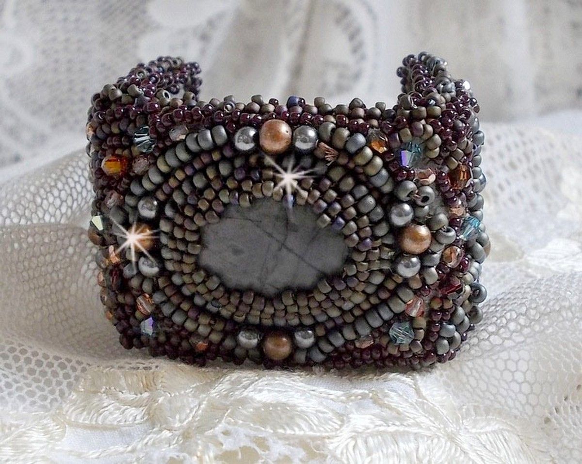Lange bruine Picasso armband geborduurd met een edelsteen (Picasso Jaspis), Swarovski kristallen, Miyuki rocailles en bohemian glasfacetten.