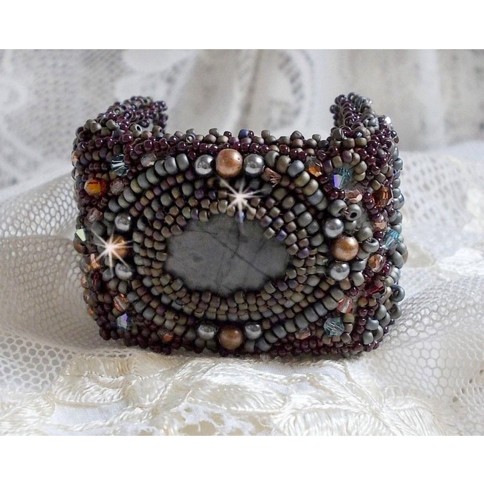 Lange bruine Picasso armband geborduurd met een edelsteen (Picasso Jaspis), Swarovski kristallen, Miyuki rocailles en bohemian glasfacetten.