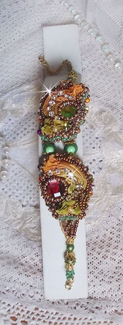 Venetiaanse maan armband geborduurd met zijden lint, facetgeslepen cabochons, Swarovski kristallen en magische kralen
