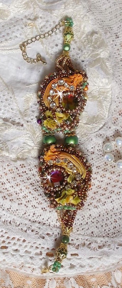 Venetiaanse maan armband geborduurd met zijden lint, facetgeslepen cabochons, Swarovski kristallen en magische kralen