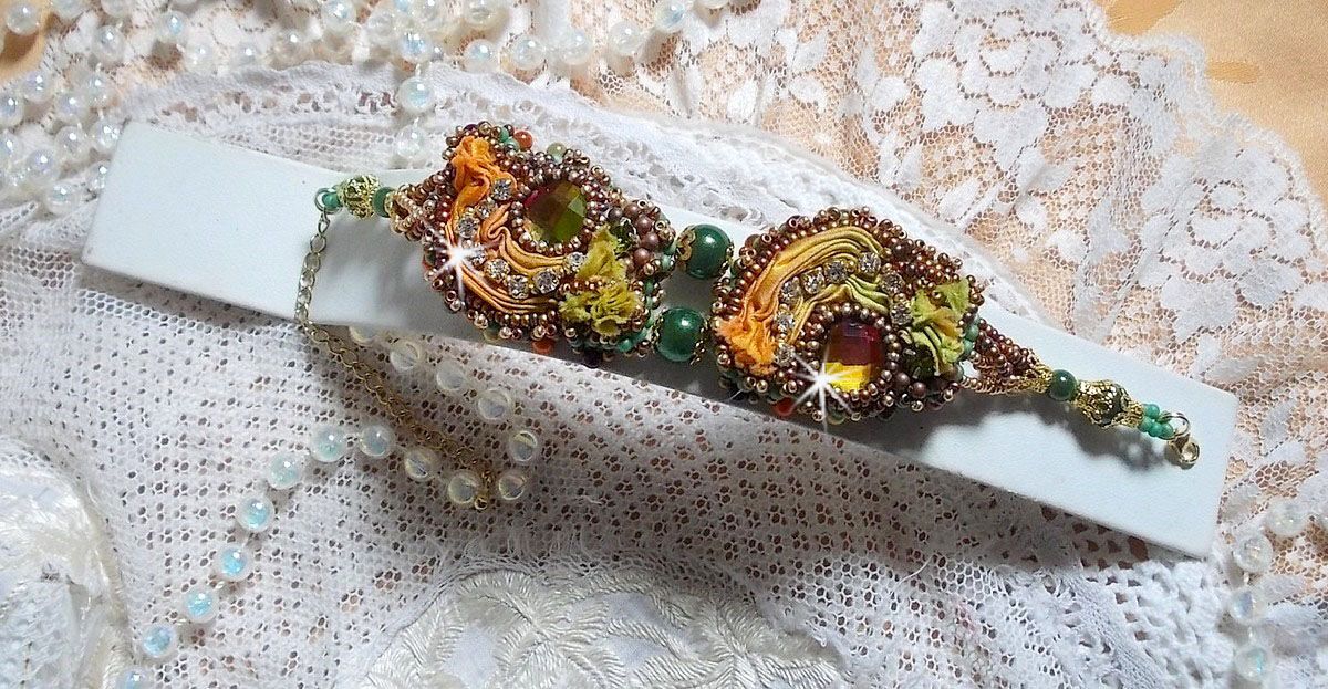 Venetiaanse maan armband geborduurd met zijden lint, facetgeslepen cabochons, Swarovski kristallen en magische kralen