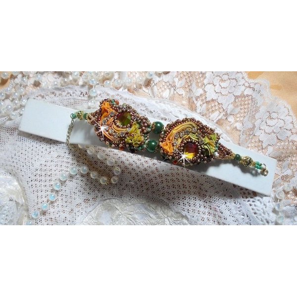 Venetiaanse maan armband geborduurd met zijden lint, facetgeslepen cabochons, Swarovski kristallen en magische kralen