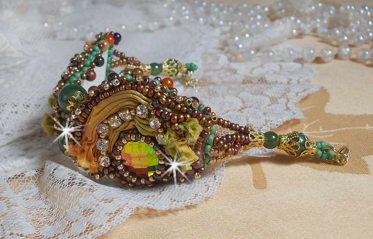 Venetiaanse maan armband geborduurd met zijden lint, facetgeslepen cabochons, Swarovski kristallen en magische kralen