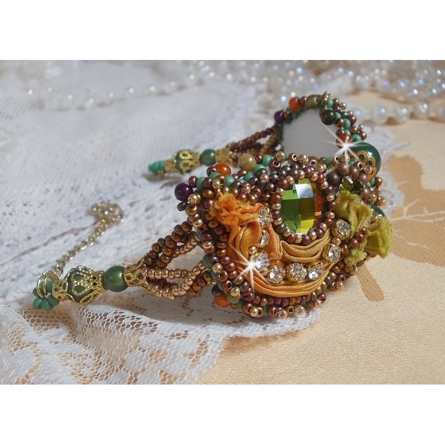 Venetiaanse maan armband geborduurd met zijden lint, facetgeslepen cabochons, Swarovski kristallen en magische kralen