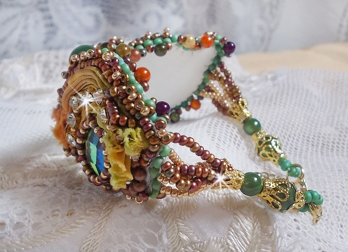 Venetiaanse maan armband geborduurd met zijden lint, facetgeslepen cabochons, Swarovski kristallen en magische kralen