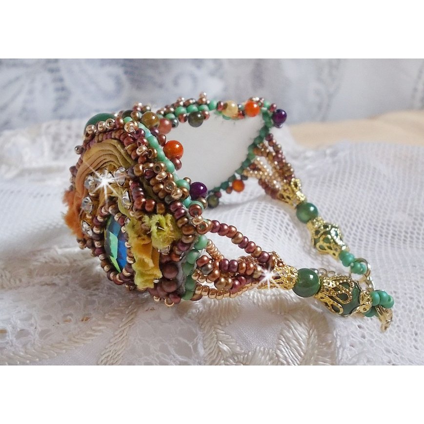 Venetiaanse maan armband geborduurd met zijden lint, facetgeslepen cabochons, Swarovski kristallen en magische kralen