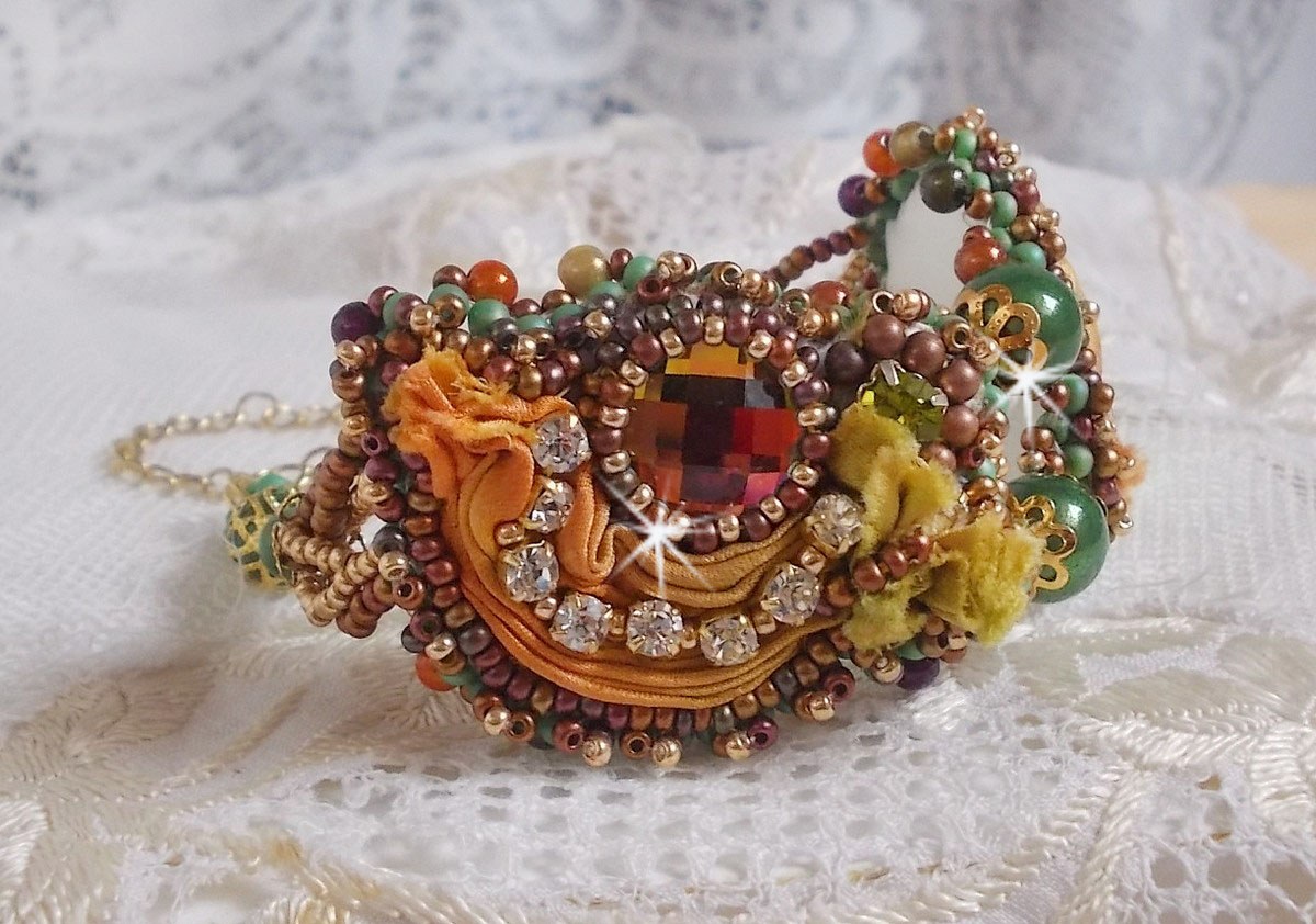 Venetiaanse maan armband geborduurd met zijden lint, facetgeslepen cabochons, Swarovski kristallen en magische kralen