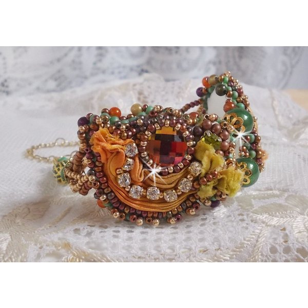 Venetiaanse maan armband geborduurd met zijden lint, facetgeslepen cabochons, Swarovski kristallen en magische kralen