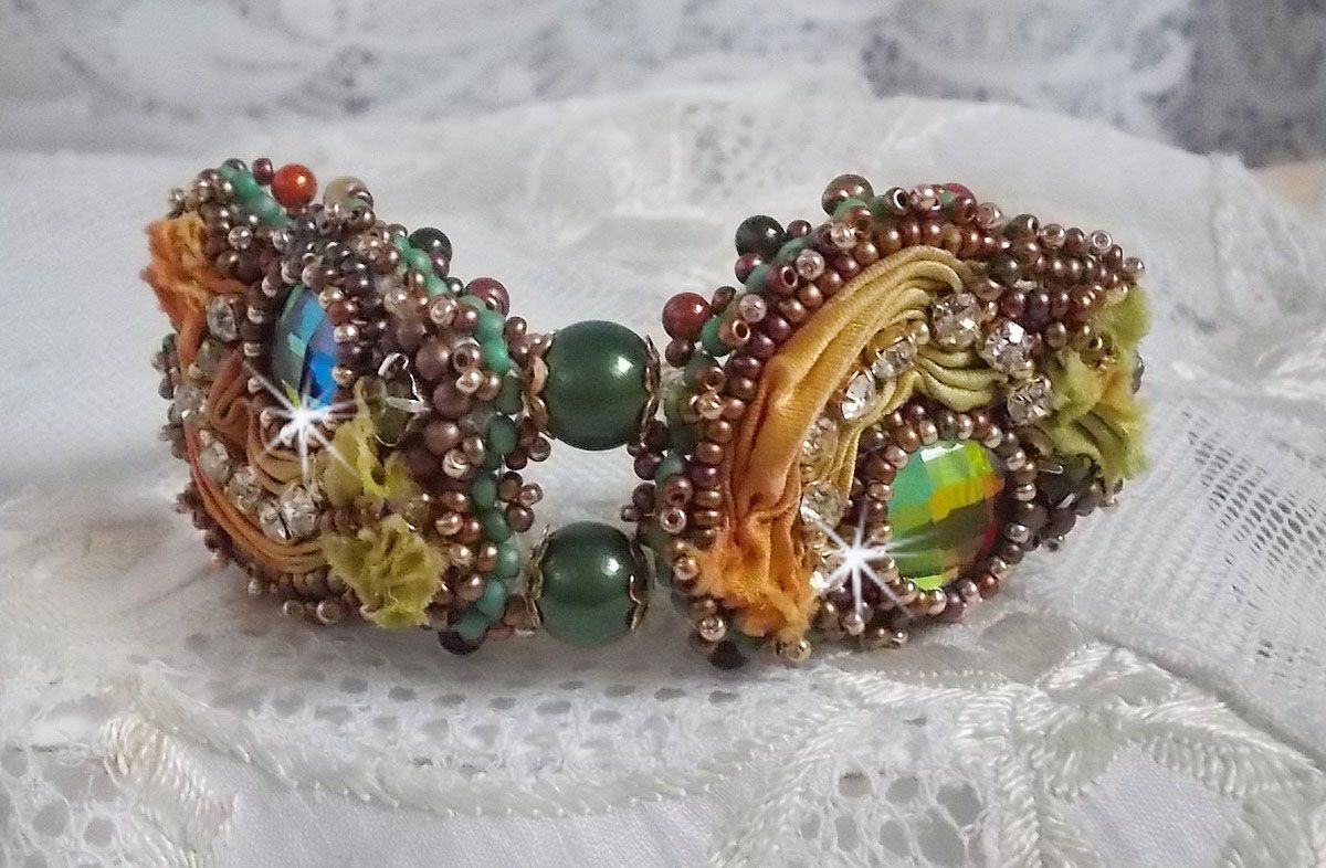 Venetiaanse maan armband geborduurd met zijden lint, facetgeslepen cabochons, Swarovski kristallen en magische kralen