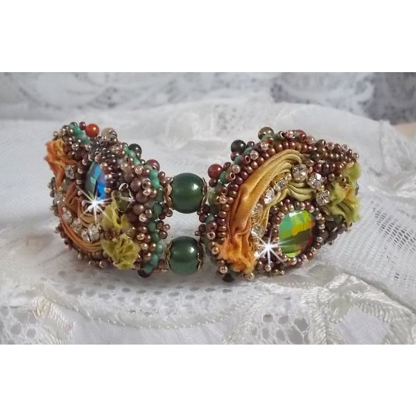 Venetiaanse maan armband geborduurd met zijden lint, facetgeslepen cabochons, Swarovski kristallen en magische kralen