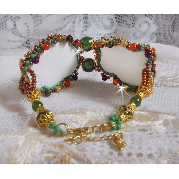 Venetiaanse maan armband geborduurd met zijden lint, facetgeslepen cabochons, Swarovski kristallen en magische kralen