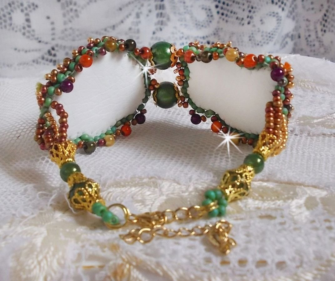 Venetiaanse maan armband geborduurd met zijden lint, facetgeslepen cabochons, Swarovski kristallen en magische kralen