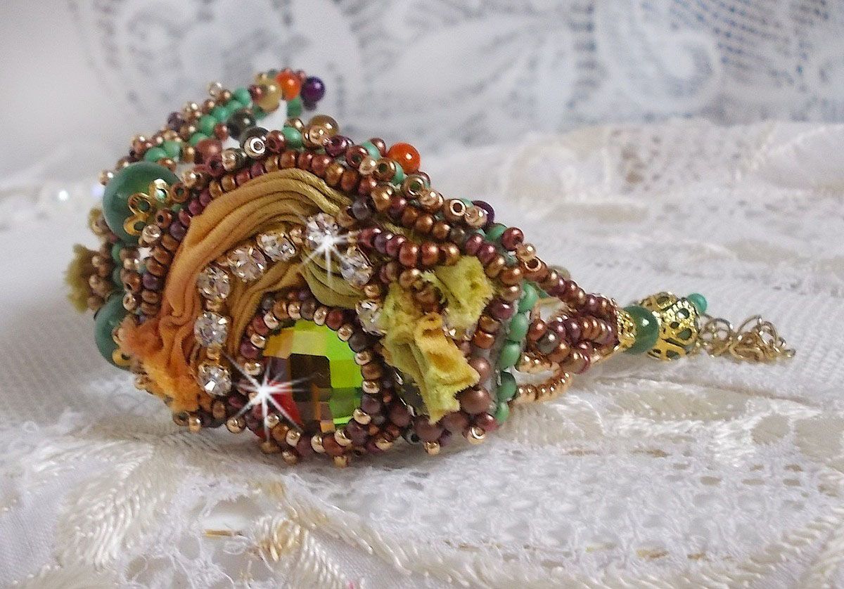 Venetiaanse maan armband geborduurd met zijden lint, facetgeslepen cabochons, Swarovski kristallen en magische kralen