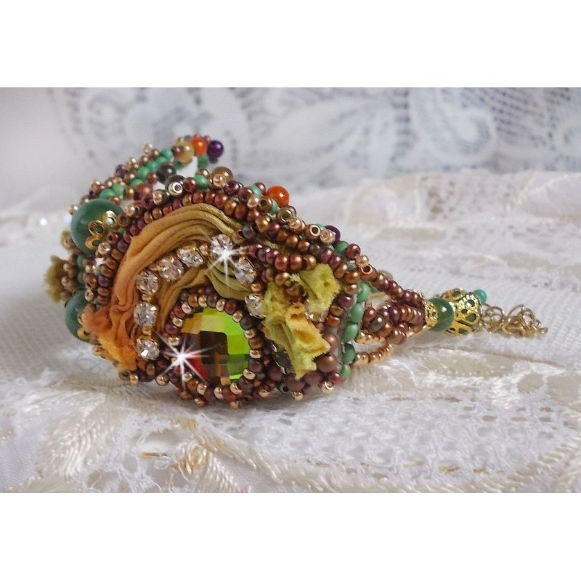 Venetiaanse maan armband geborduurd met zijden lint, facetgeslepen cabochons, Swarovski kristallen en magische kralen