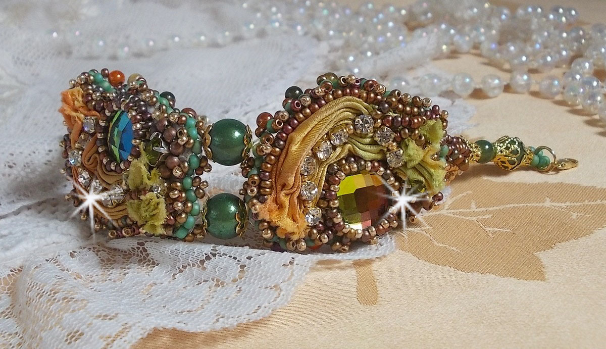 Venetiaanse maan armband geborduurd met zijden lint, facetgeslepen cabochons, Swarovski kristallen en magische kralen