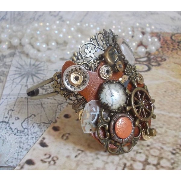 Armband L'&eacute;l&eacute;gante du Temps gemaakt met radertjes, stempels, schroeven, bouten, horlogemechanismen en andere materialen.