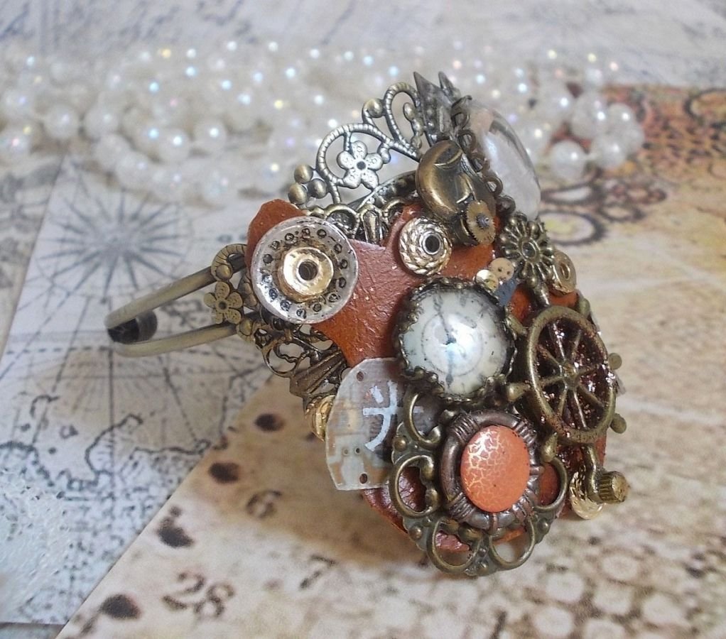 Armband L'élégante du Temps gemaakt met radertjes, stempels, schroeven, bouten, horlogemechanismen en andere materialen.