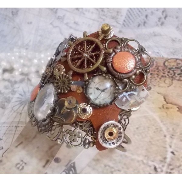 Armband L'&eacute;l&eacute;gante du Temps gemaakt met radertjes, stempels, schroeven, bouten, horlogemechanismen en andere materialen.