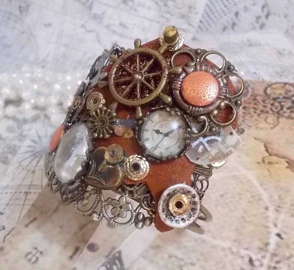 Armband L'élégante du Temps gemaakt met radertjes, stempels, schroeven, bouten, horlogemechanismen en andere materialen.