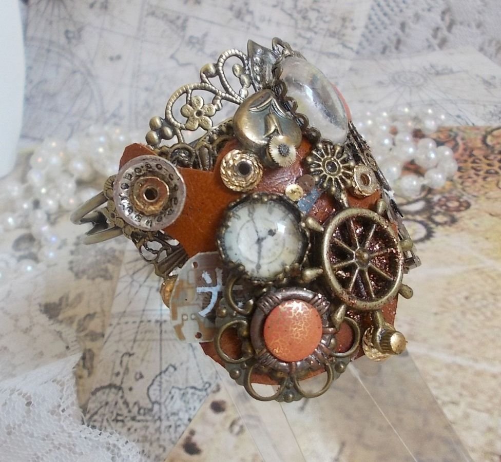 Armband L'élégante du Temps gemaakt met radertjes, stempels, schroeven, bouten, horlogemechanismen en andere materialen.