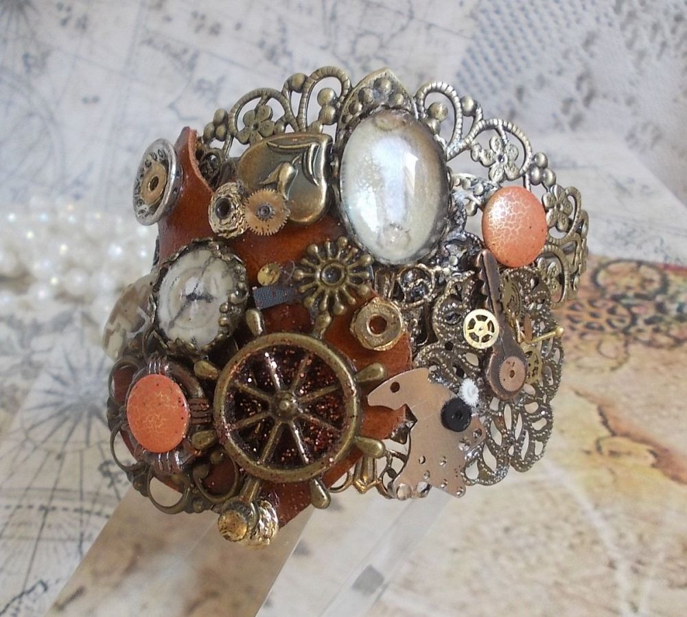 Armband L'élégante du Temps gemaakt met radertjes, stempels, schroeven, bouten, horlogemechanismen en andere materialen.