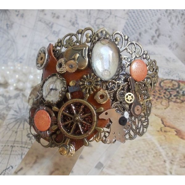 Armband L'&eacute;l&eacute;gante du Temps gemaakt met radertjes, stempels, schroeven, bouten, horlogemechanismen en andere materialen.