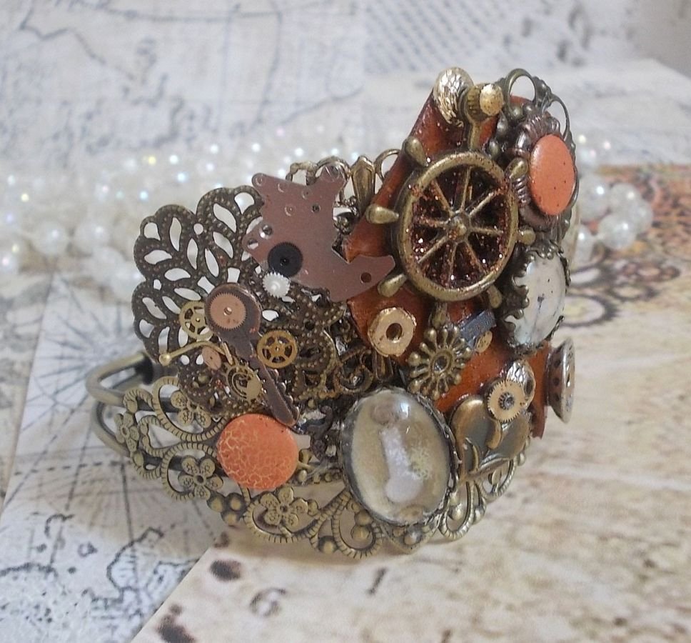 Armband L'élégante du Temps gemaakt met radertjes, stempels, schroeven, bouten, horlogemechanismen en andere materialen.