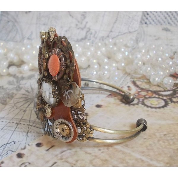 Armband L'&eacute;l&eacute;gante du Temps gemaakt met radertjes, stempels, schroeven, bouten, horlogemechanismen en andere materialen.