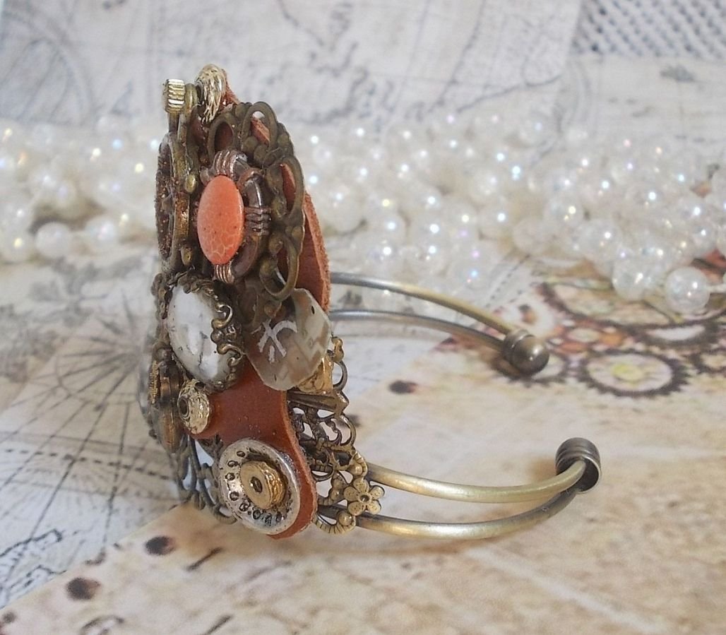 Armband L'élégante du Temps gemaakt met radertjes, stempels, schroeven, bouten, horlogemechanismen en andere materialen.