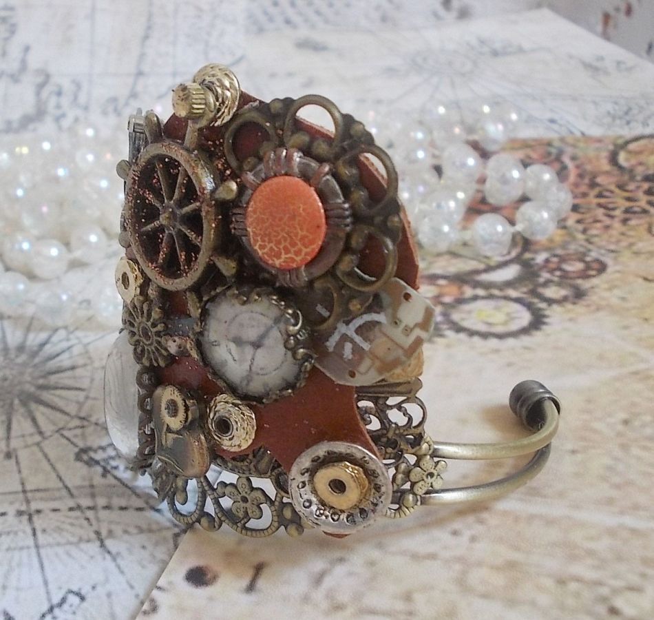 Armband L'élégante du Temps gemaakt met radertjes, stempels, schroeven, bouten, horlogemechanismen en andere materialen.
