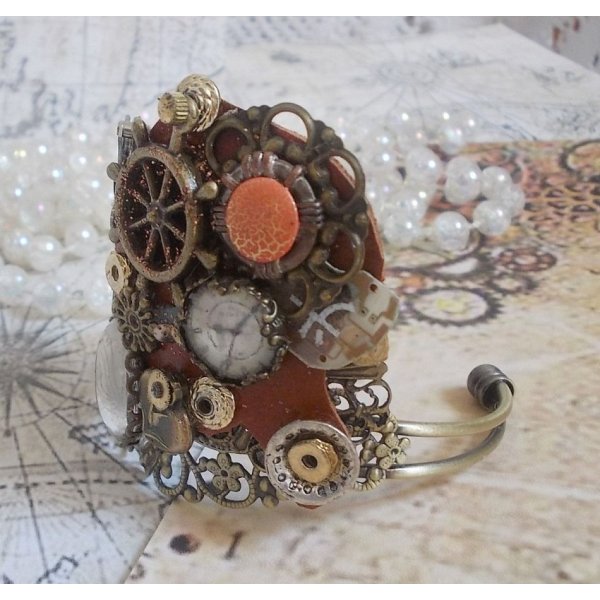 Armband L'&eacute;l&eacute;gante du Temps gemaakt met radertjes, stempels, schroeven, bouten, horlogemechanismen en andere materialen.