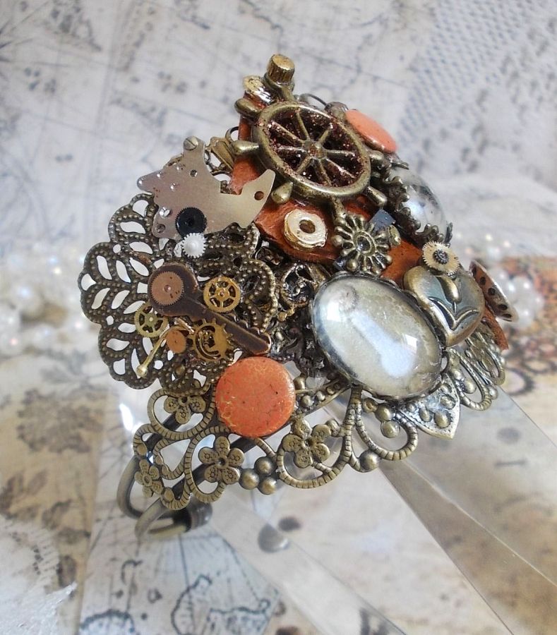 Armband L'élégante du Temps gemaakt met radertjes, stempels, schroeven, bouten, horlogemechanismen en andere materialen.