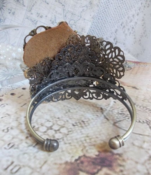 Armband L'&eacute;l&eacute;gante du Temps gemaakt met radertjes, stempels, schroeven, bouten, horlogemechanismen en andere materialen.