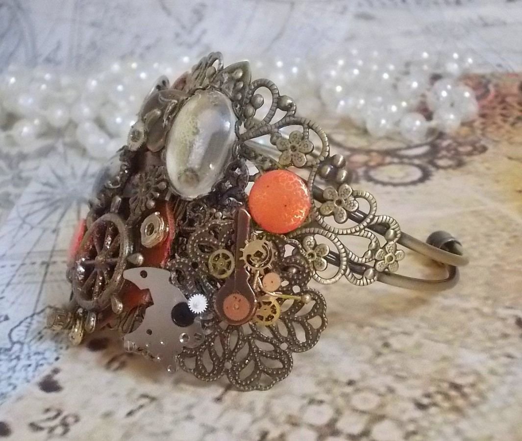 Armband L'élégante du Temps gemaakt met radertjes, stempels, schroeven, bouten, horlogemechanismen en andere materialen.