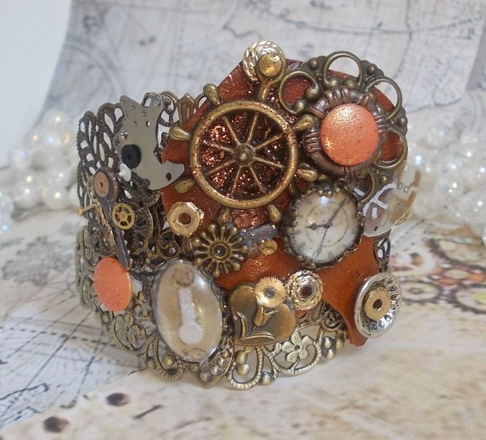 Armband L'élégante du Temps gemaakt met radertjes, stempels, schroeven, bouten, horlogemechanismen en andere materialen.