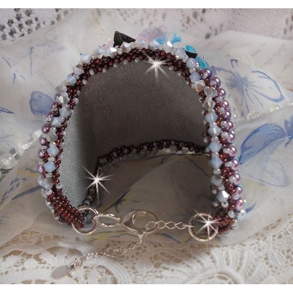 Bracelet manchette Mademoiselle Bluse Haute-Couture brod&eacute; avec des Cristaux de Swarovski, des fleurs en verre de boh&egrave;me, de l'Argent 925/1000, de la dentelle  et des rocailles