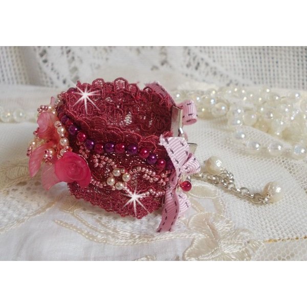 Bracelet Magnolia avec une dentelle bordeaux brod&eacute;e avec des perles nacr&eacute;es et fleurs