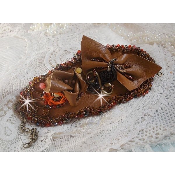 Bracelet manchette Amber Romance brod&eacute; avec du cuir vachette tr&egrave;s souple, des perles semi-pr&eacute;cieuses comme la Citrine, l' Agate et des rocailles