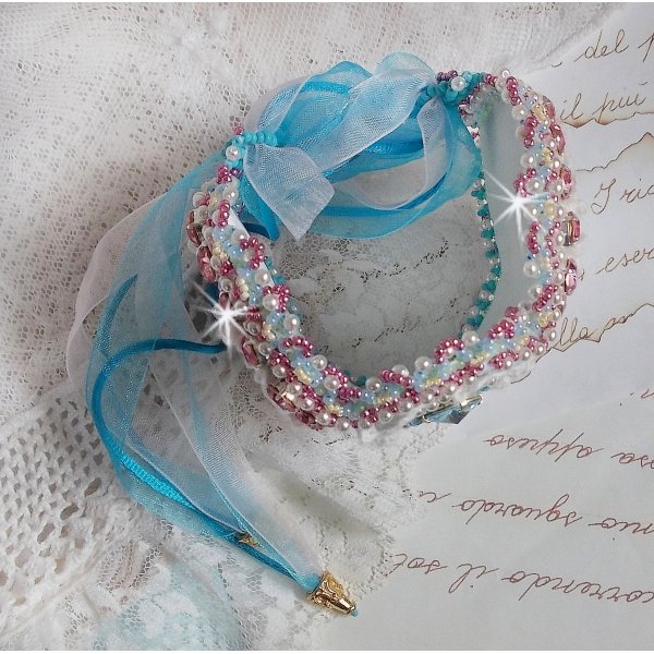 Armband Beauty Alicia Blue Haute-Couture manchet geborduurd met Swarovski kristallen, fijn wit kant en rocailles.