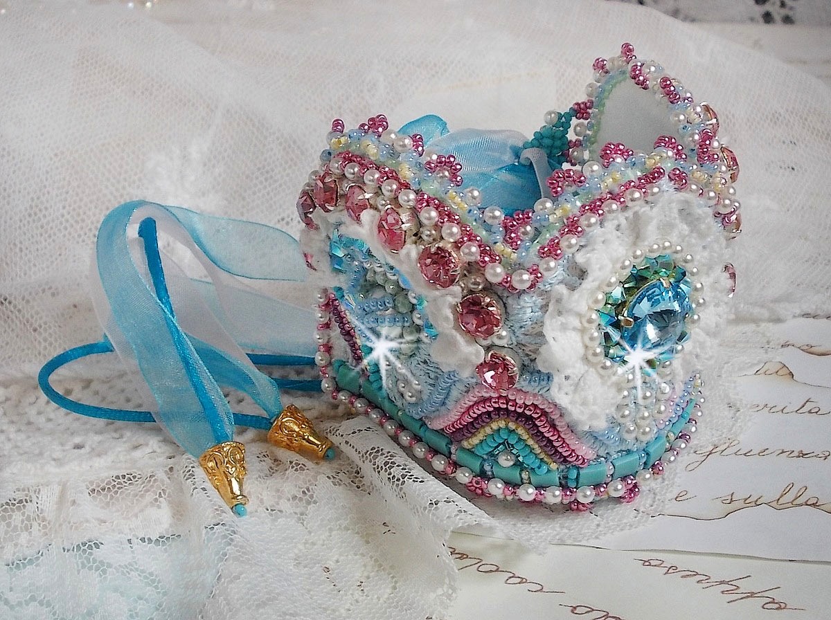 Armband Beauty Alicia Blue Haute-Couture manchet geborduurd met Swarovski kristallen, fijn wit kant en rocailles.