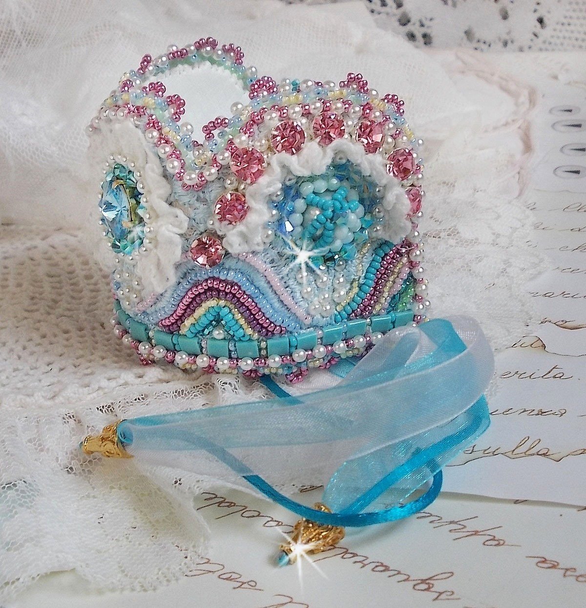 Armband Beauty Alicia Blue Haute-Couture manchet geborduurd met Swarovski kristallen, fijn wit kant en rocailles.